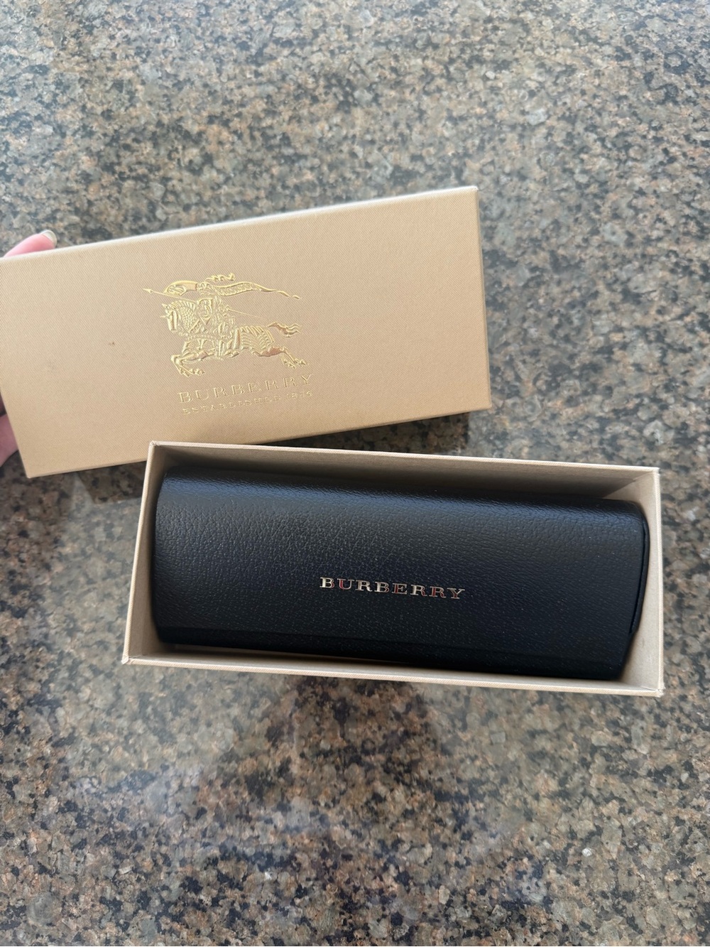 Burberry Sunglasses NEW with original case, lens cleaner, more - Picture 2 of 11